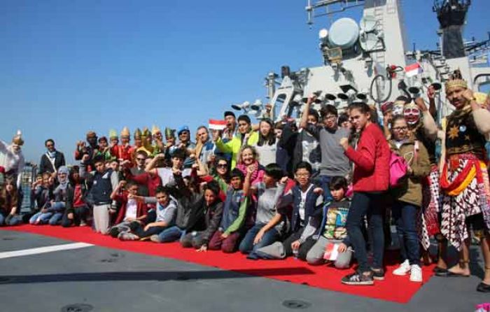 Membangun Diplomasi Indonesia Melalui Open Ship KRI Bung Tomo-357 Membangun Diplomasi Indonesia Melalui Open Ship KRI Bung Tomo-357
