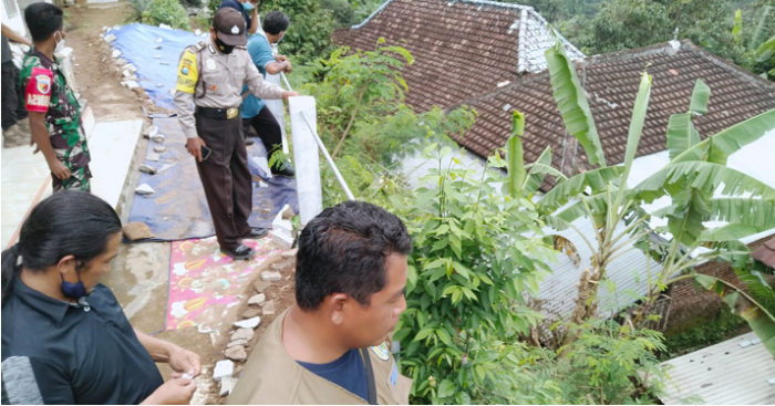 Tim Gabungan Kediri Cek Tanah Retak di Lereng Wilis Tim Gabungan Kediri Cek Tanah Retak di Lereng Wilis