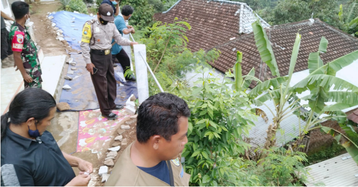 Tim Gabungan Kediri Cek Tanah Retak di Lereng Wilis