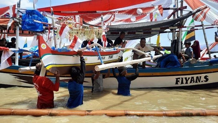 Wujud Rasa Syukur, Ribuan Nelayan Tuban Gelar Petik Laut di Pantai Boom Wujud Rasa Syukur, Ribuan Nelayan Tuban Gelar Petik Laut di Pantai Boom