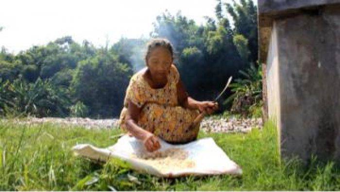 Nenek Sebatang Kara Penjaga Makam di Nganjuk tak Dapat Jatah Dana PSKS Nenek Sebatang Kara Penjaga Makam di Nganjuk tak Dapat Jatah Dana PSKS