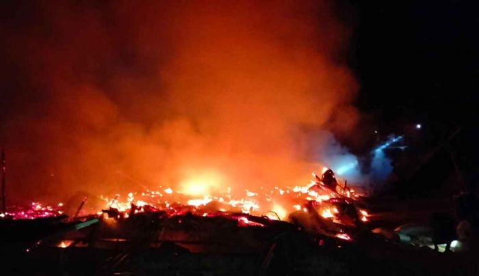 Si Jago Merah Lalap Kandang Ayam di Omben Sampang Si Jago Merah Lalap Kandang Ayam di Omben Sampang