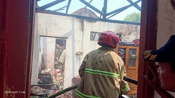 Lupa Matikan Kompor, Rumah Warga di Badas Kediri Terbakar Lupa Matikan Kompor, Rumah Warga di Badas Kediri Terbakar