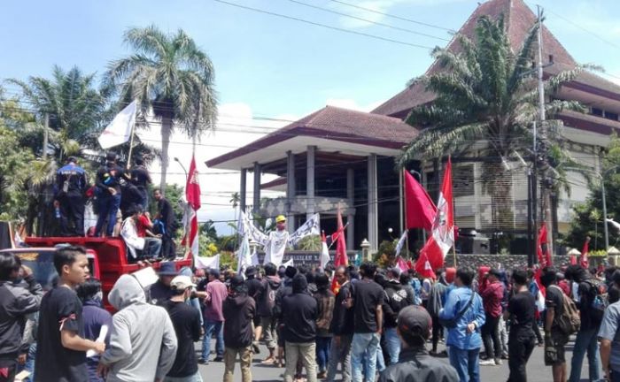 Massa Aksi Suarakan Penolakan Omnibus Law dan Perlindungan Buruh dari Virus Corona Massa Aksi Suarakan Penolakan Omnibus Law dan Perlindungan Buruh dari Virus Corona
