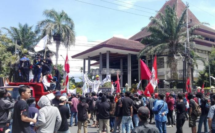 Massa Aksi Suarakan Penolakan Omnibus Law dan Perlindungan Buruh dari Virus Corona