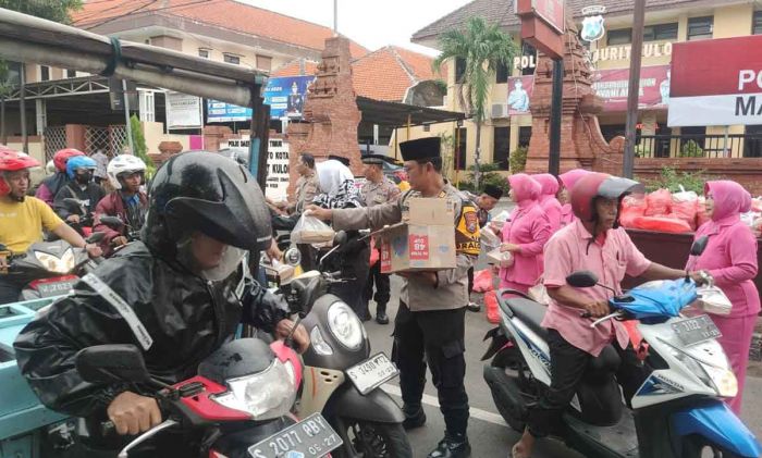 Polsek Prajurit Kulon Bagikan Takjil Gratis ke Masyarakat Polsek Prajurit Kulon Bagikan Takjil Gratis ke Masyarakat