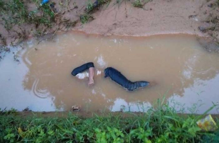 Pengendara Motor Tewas Masuk Parit di depan Balai Desa Mentoro, Diduga Mengantuk Pengendara Motor Tewas Masuk Parit di depan Balai Desa Mentoro, Diduga Mengantuk