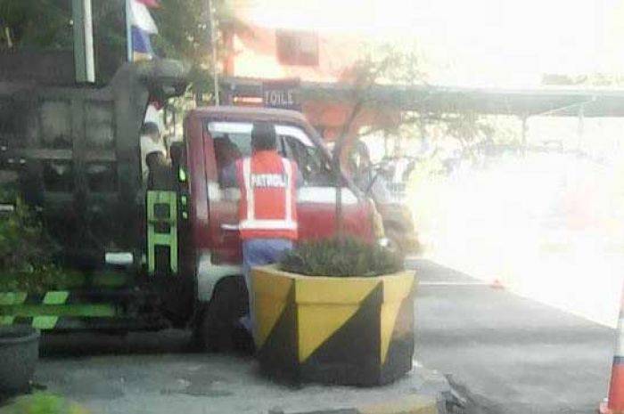 Truk Tabrak Portal Loket di Tol Tandes Timur, ternyata Pengemudinya Tewas Truk Tabrak Portal Loket di Tol Tandes Timur, ternyata Pengemudinya Tewas