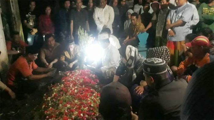 Tangis Uut Permatasari saat Pemakaman Sang Ayah Tangis Uut Permatasari saat Pemakaman Sang Ayah