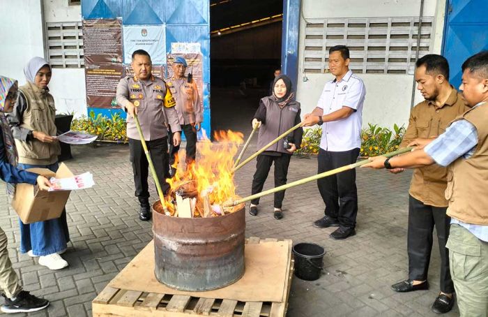 KPU Kabupaten Pasuruan Musnahkan Ratusan Surat Suara Rusak KPU Kabupaten Pasuruan Musnahkan Ratusan Surat Suara Rusak