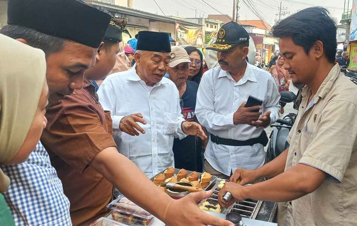 Kiai Asep Hadiri Kampanye Pasangan Mubarok di Pasar Sedati Kiai Asep Hadiri Kampanye Pasangan Mubarok di Pasar Sedati