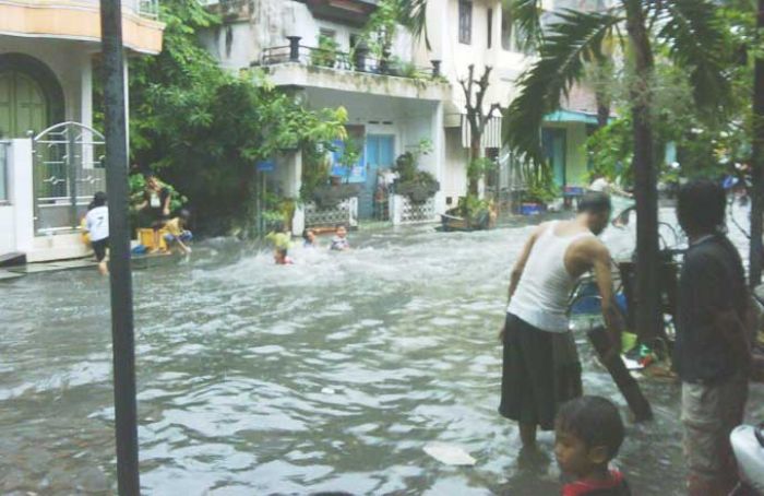 Kiat Pemkab Gresik Atasi Banjir Kota (1), Gencar Pasang Box Culvert di Titik Banjir Kiat Pemkab Gresik Atasi Banjir Kota (1), Gencar Pasang Box Culvert di Titik Banjir