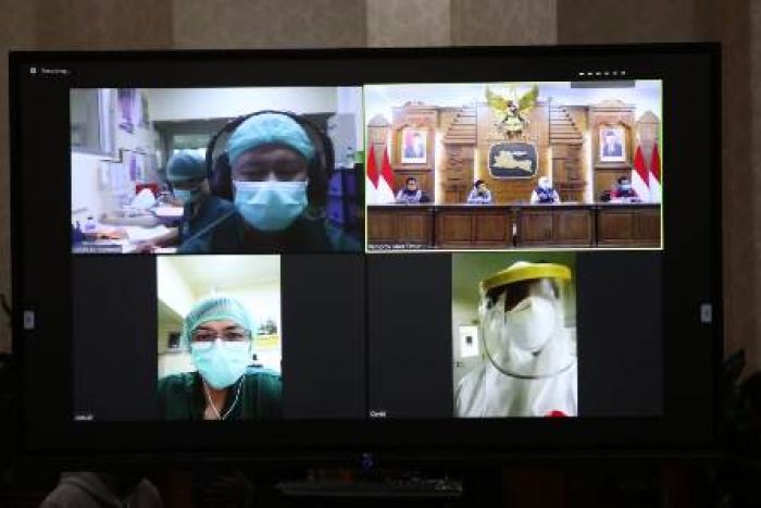 Semangati Dokter, Perawat, dan Paramedis, Gubernur Khofifah Komunikasi Lewat Video Conference Semangati Dokter, Perawat, dan Paramedis, Gubernur Khofifah Komunikasi Lewat Video Conference