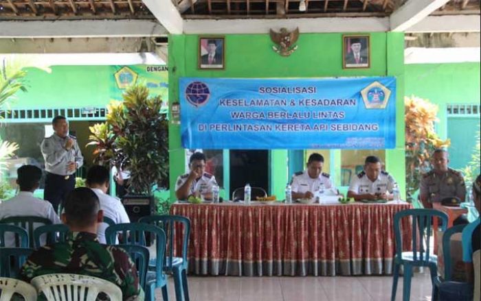 Dishub Gresik Berikan Sosialisasi Keselamatan kepada Warga Sekitar Lintasan KA Dishub Gresik Berikan Sosialisasi Keselamatan kepada Warga Sekitar Lintasan KA