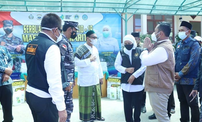 Dampingi Gubernur Jatim, Bupati Gus Yani Naik Heli Pantau Vaksinasi di Pulau Bawean Dampingi Gubernur Jatim, Bupati Gus Yani Naik Heli Pantau Vaksinasi di Pulau Bawean