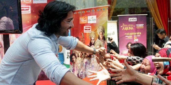Fans Shaheer Buktikan Cinta Lewat Sumbangan ke Panti Asuhan Fans Shaheer Buktikan Cinta Lewat Sumbangan ke Panti Asuhan