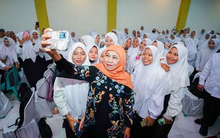 Khofifah Harap Santri Jadi Penjaga Moral di Tengah Transformasi Digital Hadapi Tantangan Global Khofifah Harap Santri Jadi Penjaga Moral di Tengah Transformasi Digital Hadapi Tantangan Global