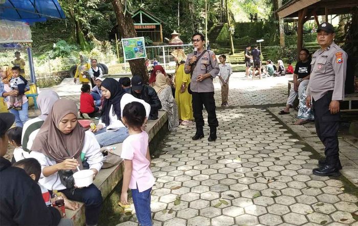 Polisi di Ngawi Jaga Tempat Wisata saat Libur Panjang Polisi di Ngawi Jaga Tempat Wisata saat Libur Panjang