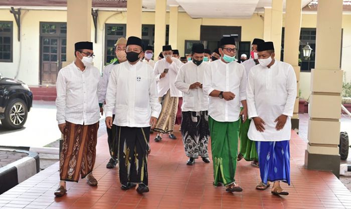 Peringati HSN 2020, ASN di Lamongan Kenakan Sarung dan Busana Muslim Saat Ngantor Peringati HSN 2020, ASN di Lamongan Kenakan Sarung dan Busana Muslim Saat Ngantor