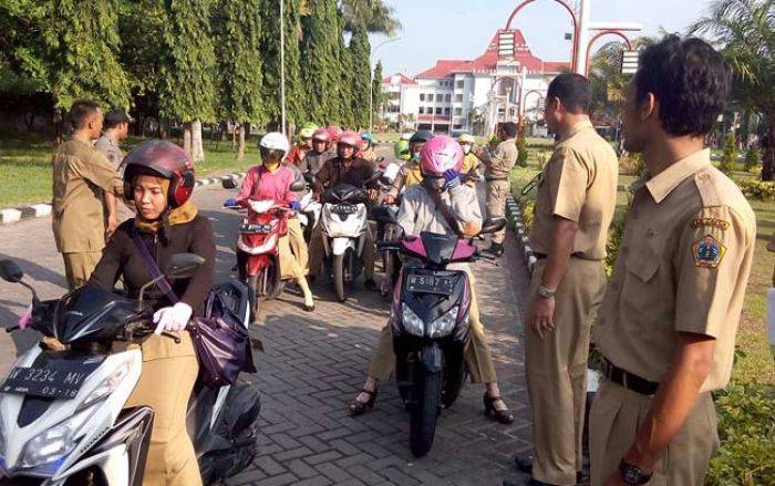 Razia, BKD Gresik Catat 7 PNS Keluar Kantor Saat Jam Kerja Razia, BKD Gresik Catat 7 PNS Keluar Kantor Saat Jam Kerja