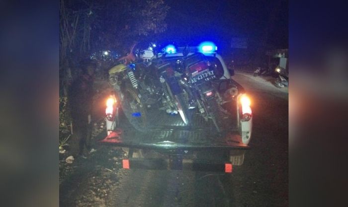 Tiga Motor Terlibat Kecelakaan Adu Banteng di Jalan Raya Ngawi Kedunggalar, Dua ABG Tewas di Tempat Tiga Motor Terlibat Kecelakaan Adu Banteng di Jalan Raya Ngawi Kedunggalar, Dua ABG Tewas di Tempat