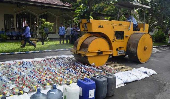 Sambut HUT Satpol PP, Pemkab Kediri Musnahkan Ribuan Botol Miras Sambut HUT Satpol PP, Pemkab Kediri Musnahkan Ribuan Botol Miras