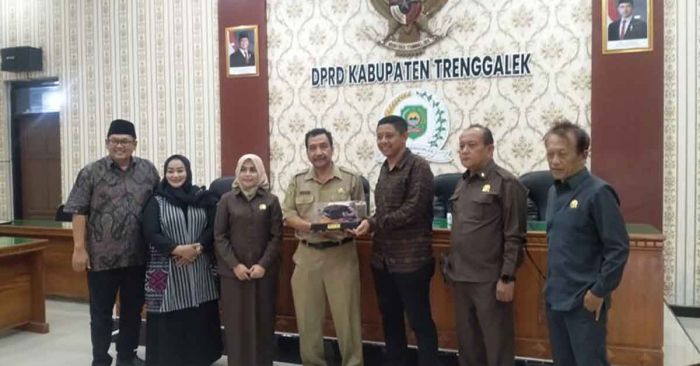 DPRD Kota Blitar Kunjungi Trenggalek, Bahas Program MBG dan Pemangkasan Anggaran DPRD Kota Blitar Kunjungi Trenggalek, Bahas Program MBG dan Pemangkasan Anggaran