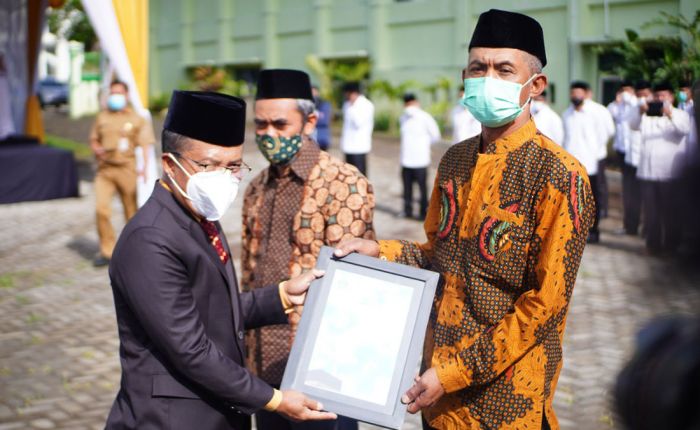 Peringatan Hari Amal Bhakti ke-76, Wakil Wali Kota Batu Serahkan Sertifikat Arah Kiblat Peringatan Hari Amal Bhakti ke-76, Wakil Wali Kota Batu Serahkan Sertifikat Arah Kiblat