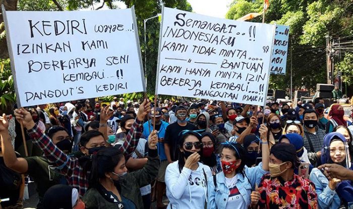 Gelar Demo di Kantor Dewan, Pekerja Seni Sor Terop Kediri Tuntut Diizinkan Gelar Pertunjukan Gelar Demo di Kantor Dewan, Pekerja Seni Sor Terop Kediri Tuntut Diizinkan Gelar Pertunjukan