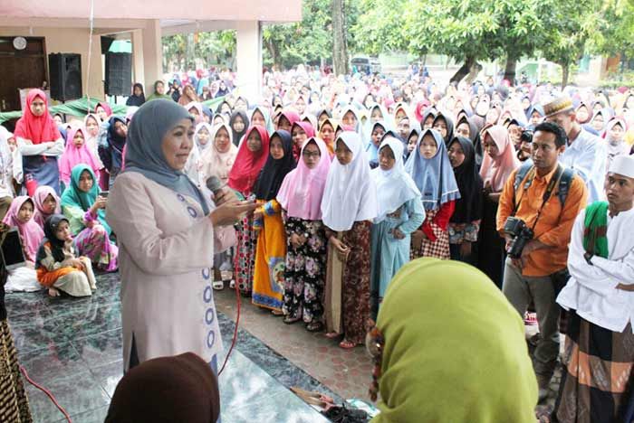 Gara-gara Televisi Hitam Putih, Khofifah Jadi Menteri Gara-gara Televisi Hitam Putih, Khofifah Jadi Menteri
