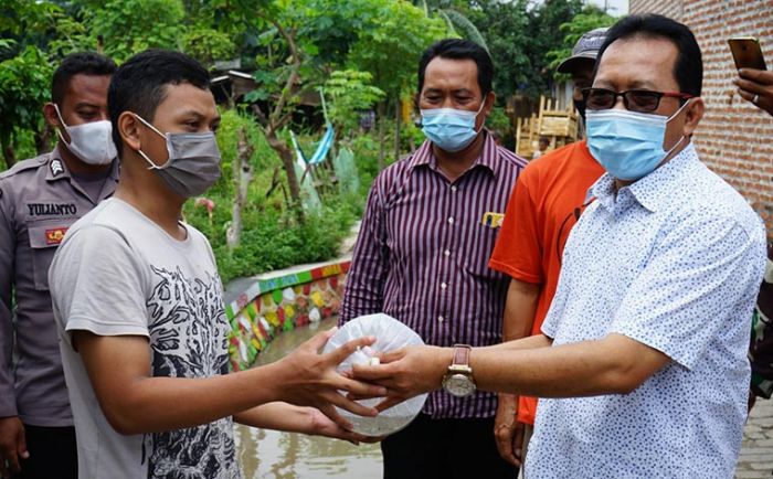 Aminurrokhman Sumbang Ribuan Bibit Nila untuk Warga Kota dan Kabupaten Pasuruan