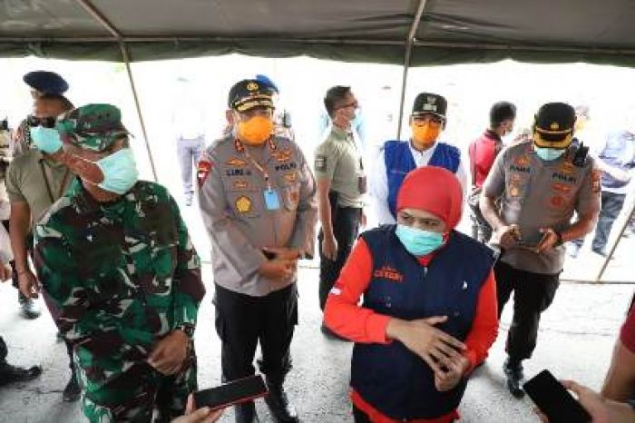 Keluar-Masuk Madura, Kendaraan Disemprot Disinfektan dengan Sistem Drive Thru Keluar-Masuk Madura, Kendaraan Disemprot Disinfektan dengan Sistem Drive Thru