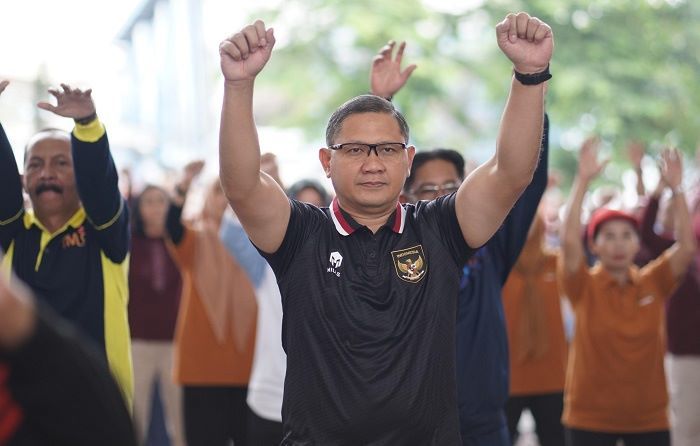 Segarkan Pikiran, Pj Wali Kota Batu Ajak Guru Senam Bersama di Pasar Induk Among Tani Segarkan Pikiran, Pj Wali Kota Batu Ajak Guru Senam Bersama di Pasar Induk Among Tani