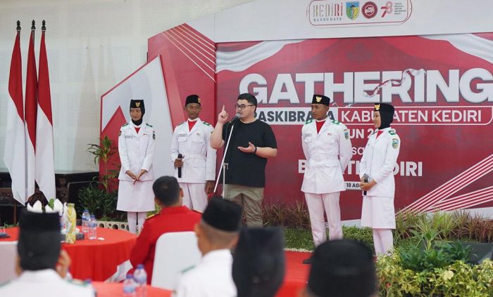 Bupati Kediri Berikan Bonus Beasiswa Bagi Pasukan Paskibraka 2023 Bupati Kediri Berikan Bonus Beasiswa Bagi Pasukan Paskibraka 2023