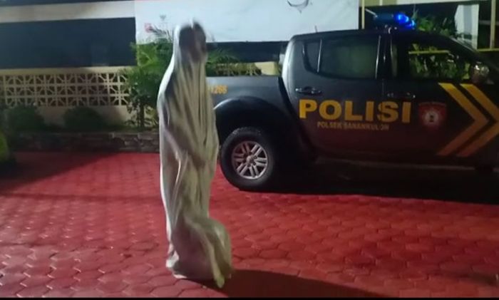 Bikin Prank Pocong, Enam Bocah Belasan Tahun di Blitar Digiring ke Kantor Polisi Bikin Prank Pocong, Enam Bocah Belasan Tahun di Blitar Digiring ke Kantor Polisi