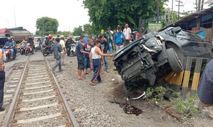 Mobil Xpander Ditabrak Kereta Api di Tanggulangin Sidoarjo, 1 Tewas, 6 Luka-luka Mobil Xpander Ditabrak Kereta Api di Tanggulangin Sidoarjo, 1 Tewas, 6 Luka-luka