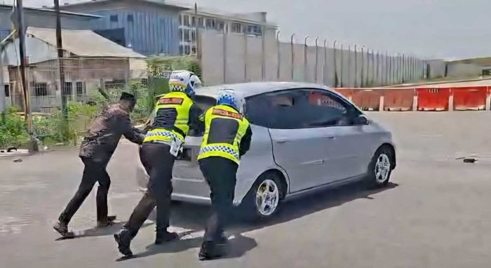 Petugas Satlantas Polres Gresik Dorong Mobil Mogok Pemudik di Jembatan Sembayat