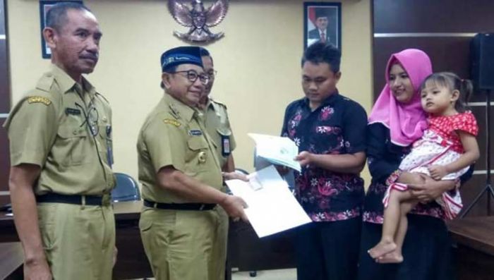 Kurangi Masalah Antrean, Bupati Blitar Kenalkan Layanan Online Kependudukan E-SIAP Kurangi Masalah Antrean, Bupati Blitar Kenalkan Layanan Online Kependudukan E-SIAP