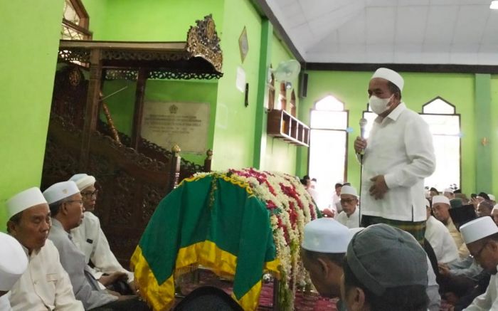 Ribuan Pelayat Iringi Pemakaman KH Fuadi bin Imron, Pengasuh Pondok Pesantren Al-Yasini Ribuan Pelayat Iringi Pemakaman KH Fuadi bin Imron, Pengasuh Pondok Pesantren Al-Yasini