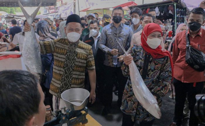Kunjungi Pasar Bandeng, Gubernur Jatim Borong Bandeng Jumbo Kunjungi Pasar Bandeng, Gubernur Jatim Borong Bandeng Jumbo