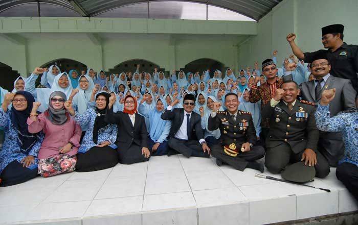 Ziarah dan Tabur Bunga di Makam Mbah Wahab, Bupati-Wabup Jombang Disambut Ratusan Pelajar Ziarah dan Tabur Bunga di Makam Mbah Wahab, Bupati-Wabup Jombang Disambut Ratusan Pelajar