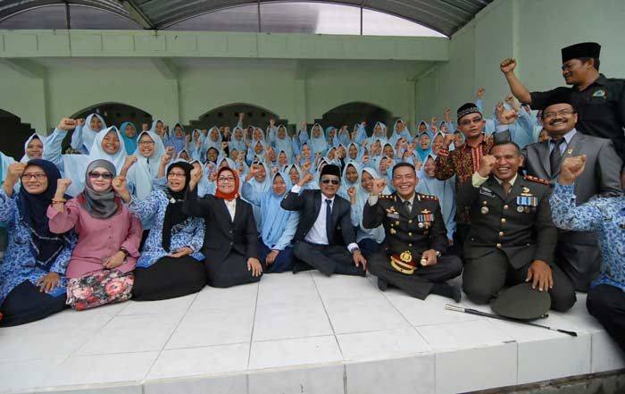 Ziarah dan Tabur Bunga di Makam Mbah Wahab, Bupati-Wabup Jombang Disambut Ratusan Pelajar