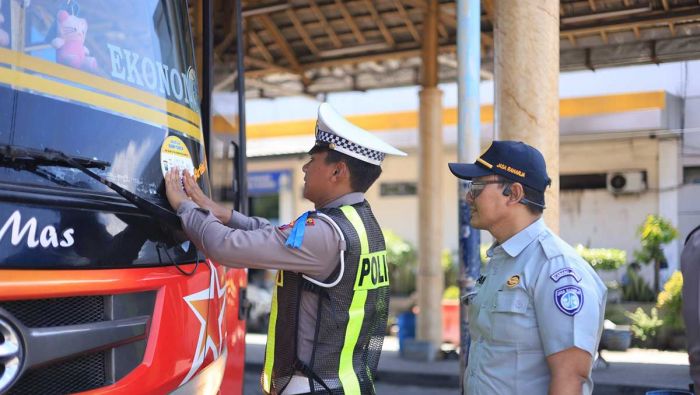 Satlantas Polres Gresik Ramp Check Bus dan Tes Urine Sopir di Terminal Bunder
