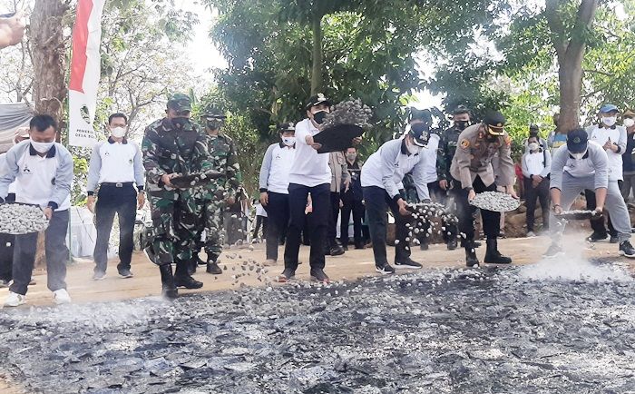 Permudah Akses Antar Desa, TMMD Kodim 0803/Madiun Lakukan Peningkatan Jalan di Desa Bodag Permudah Akses Antar Desa, TMMD Kodim 0803/Madiun Lakukan Peningkatan Jalan di Desa Bodag
