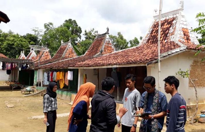 Mahasiswa Unesa Kagumi Rumah Adat Taneyan Lanjhang Pamekasan