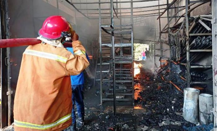 Toko Bangunan di Desa Sumber Wudi Lamongan Terbakar, Kerugian Ditaksir Rp 400 Juta Toko Bangunan di Desa Sumber Wudi Lamongan Terbakar, Kerugian Ditaksir Rp 400 Juta