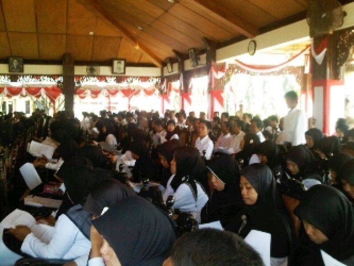 "Penerima SK CPNS di Sampang Jangan Lakukan Kriminal" "Penerima SK CPNS di Sampang Jangan Lakukan Kriminal"