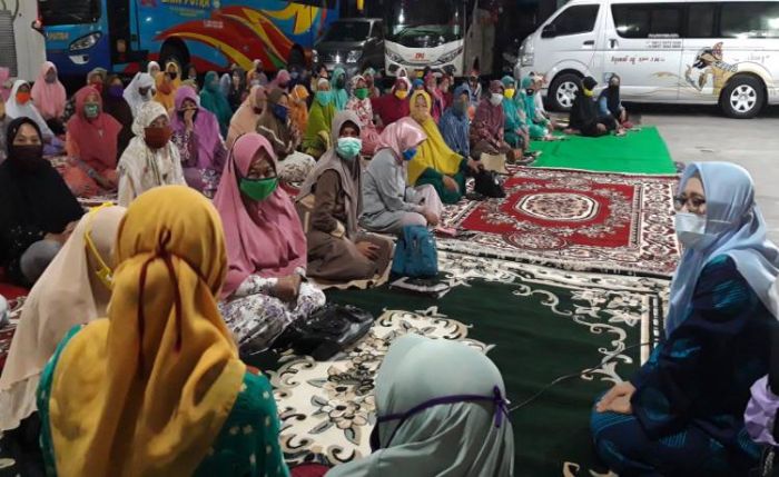 Blusukan ke Kiai Kampung, Cawabup Dewi Janji akan Jadi Pelayan Masyarakat dan Konco Dewe Blusukan ke Kiai Kampung, Cawabup Dewi Janji akan Jadi Pelayan Masyarakat dan Konco Dewe