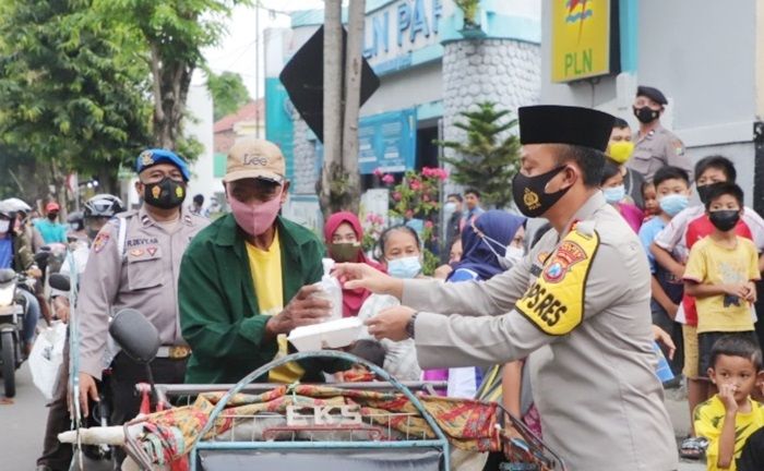 Tak Ingin Masyarakat Antre, Kapolres Kediri Ikut Bagikan Ratusan Takjil ke Pengguna Jalan