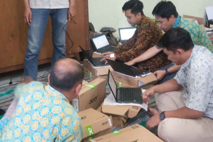 Tahun Ajaran Baru Para Pelajar SD dan SMP di Kota Madiun Gunakan Laptop Tahun Ajaran Baru Para Pelajar SD dan SMP di Kota Madiun Gunakan Laptop